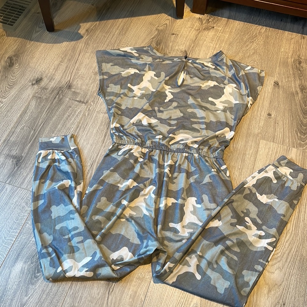 Camo  jumpsuit With elastic waist and cuffed at the ankles